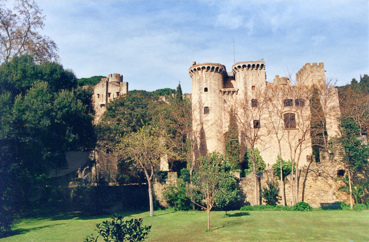 Torres de piedra y jardines del Castell de Santa Florentina en Canet de Mar