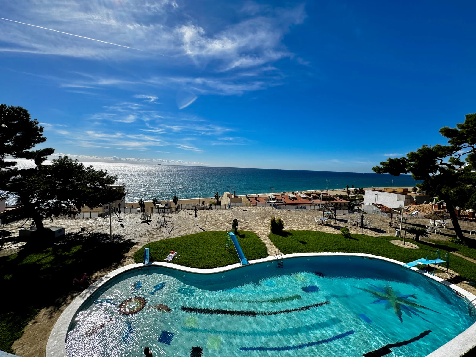 Vistas reales desde Apartamento Canet a la playa de Canet de Mar, el Mediterráneo y la piscina comunitaria